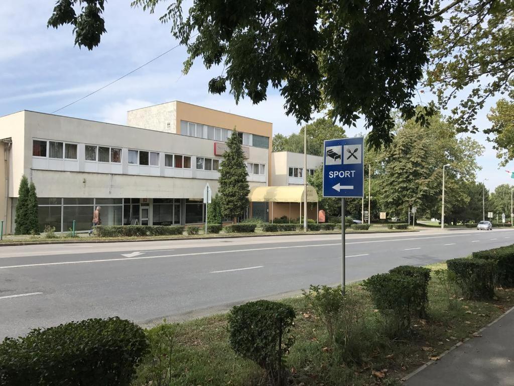 Sport Hotel Tatabanya Exterior photo